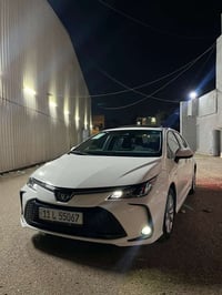 كورلا هايبرد شكل الخليجي موديل2025 السيارة ماشية 17 الف كيلو متر باسمي...