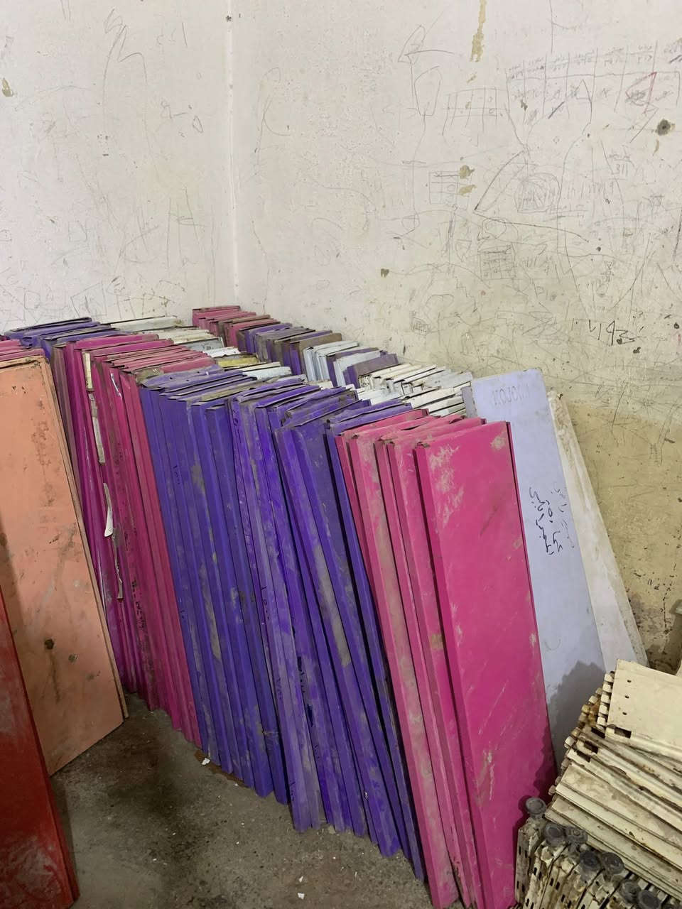 للبيع رفوف تجهيز محلات الاتصال *********** وتساب العماره حي الحسين الجديد مقابيل السوك الاخضر شارع ابو شاكر
