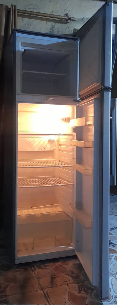 ثلاجه دنكا 16 قدم نظيفه جدا على البلاد فول تجميد السعر 175 هاتف *********** بصره
