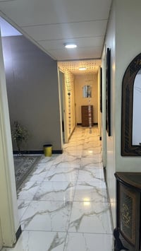 للايجار شقة طابق ثاني ثلاث غرف نوم مؤثثة بالكامل وجاهزة من كلشي السوق ...