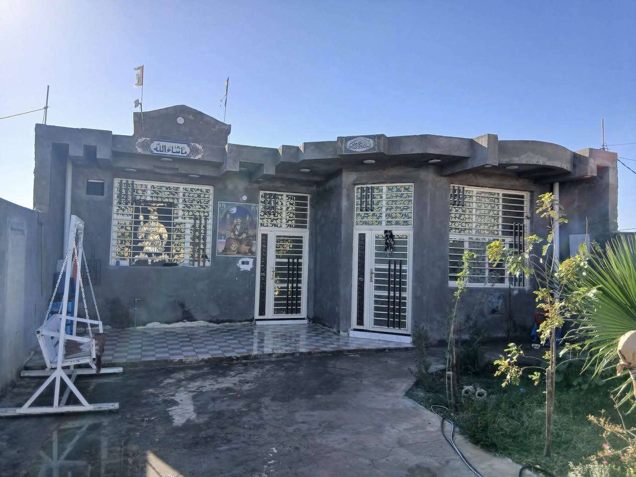 سلام عليكم الدار للبيع مساحه 320متر بناء حديث 2024غرقتين نوم صاله مطبخ ستقبال صحيات داخليه وصحيات خارجيه لقياسات موجوده بل صور معه الاثاث قرفه نوم معرض طباخ 5مراوح 2كيزرات تانكي عدد2ابو الف مكان بل نصار خلف لمعارض تواصل ***********///***********لبيت صب كونكريت اس وسكف
