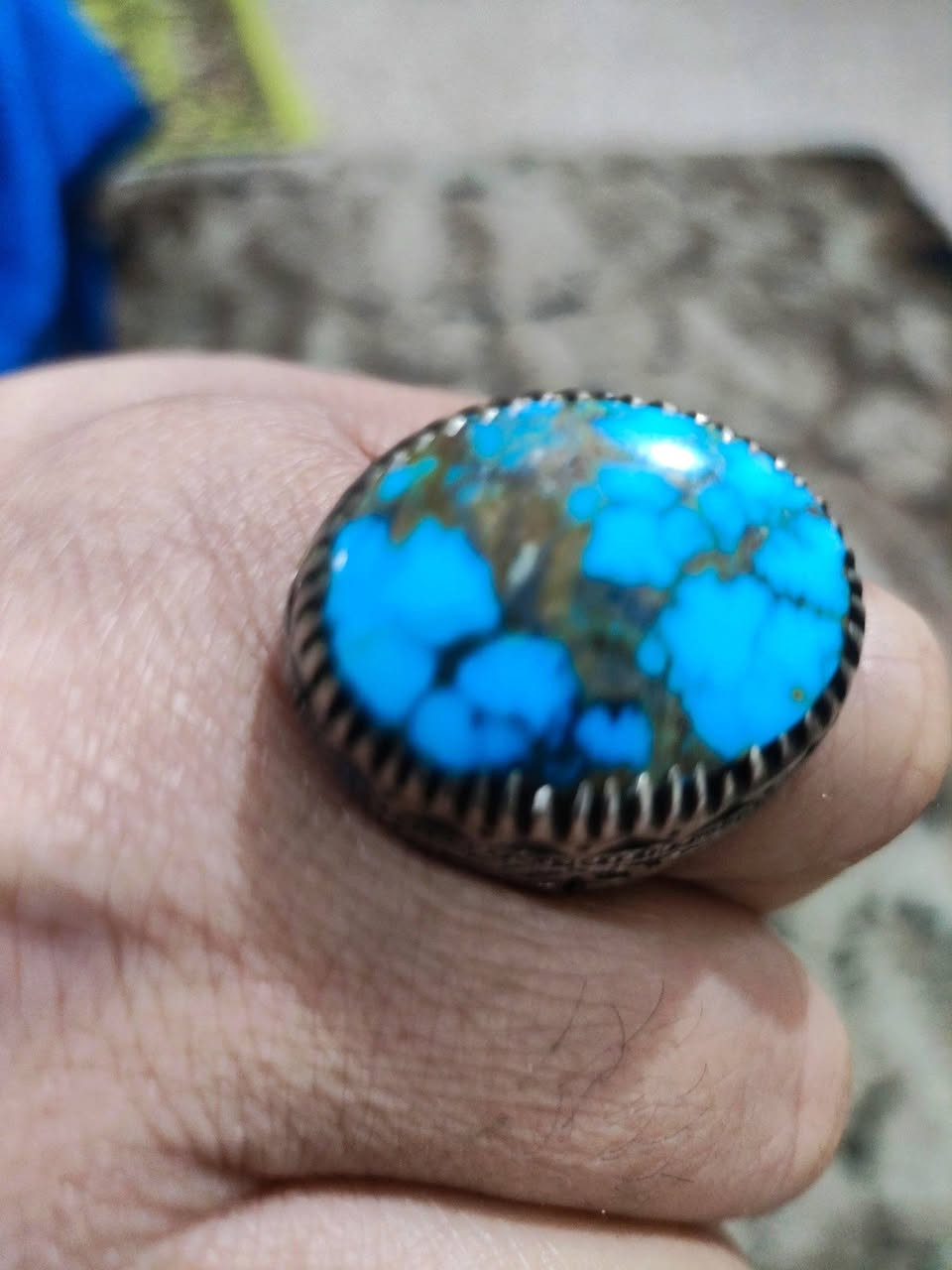 خاتم فيروز نيشابوري تحفة فنية.. قديم جدا اصل الاصل... صياغة يدوية ثقيلة جدا...
المهتم التواصل وتساب***********
