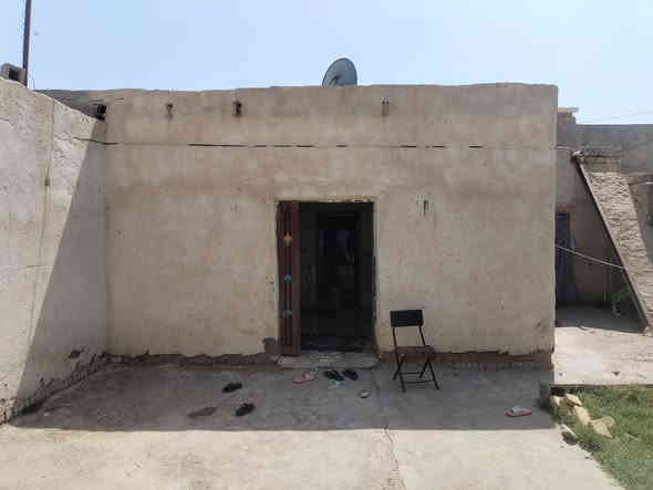 بيت زراعي للبيع 
خلف بدعة الرحمة 
مساحة ١٨٥ م
قريب ع شارع عشرين
يحتوي البيت ع غرفتين نوم ٥×4 وحدة من الغرف مسويها مطبخ  صالة 4×8
صحيات خارجة بناء بلوك و السقف عكادة و فوقها صب
السعر ٢٧ وبية مجال بسيط
هاتف ***********
