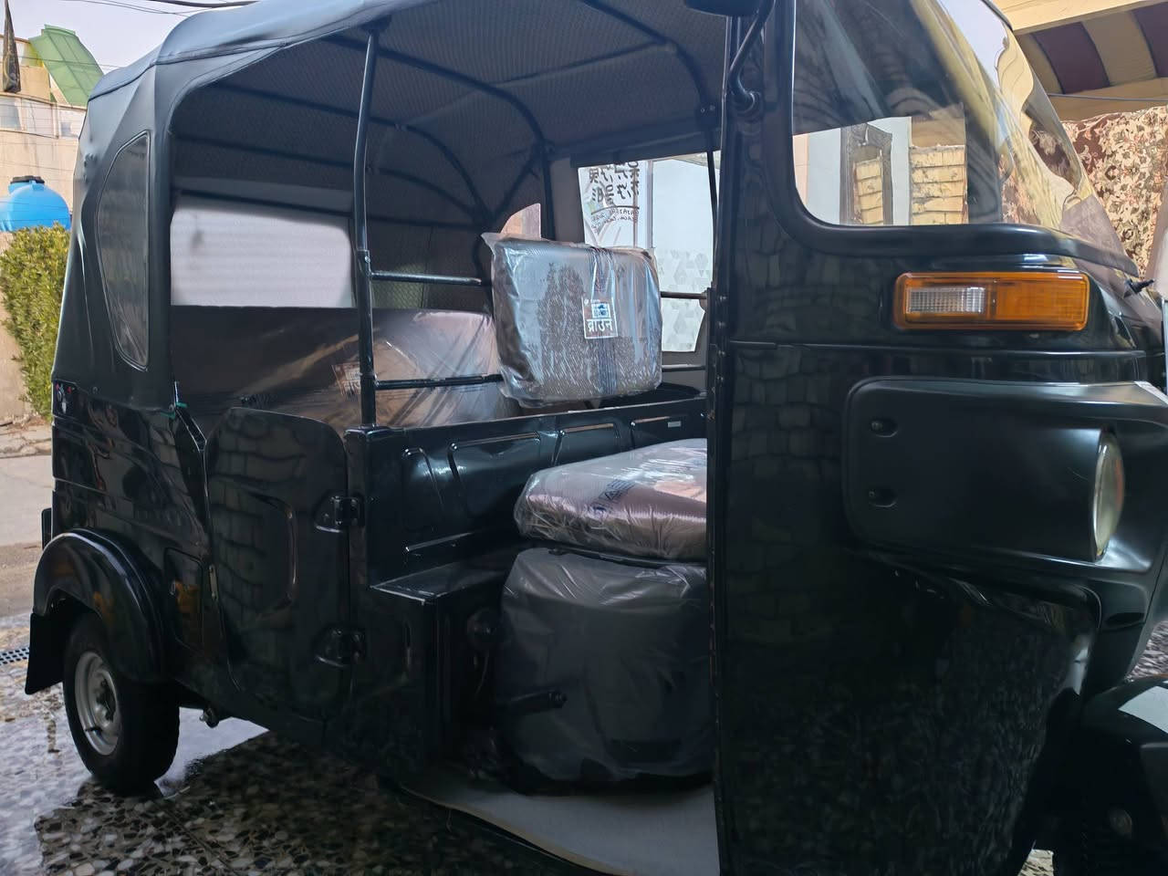 السلام عليكم.. 
تكتك موديل ٢٢ سوده مرقمه بغداد بااسمي لوحاتها طالعه وبيها هزه  للبيع كامله عله اخر حبايه مابيها نقص ابد برغي واحد مابيها نقص بوجهك للشارع كله جديد تكتك مكفوله ماعده صبغ بيها فوك جاملغ الخلفي منزله بل فيديو 
مكاني الدوره للاستفسار الاتصال ***********
