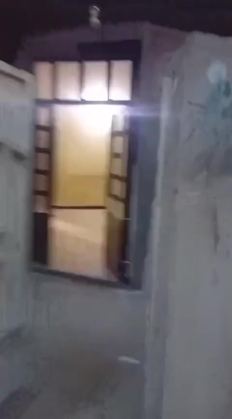 دار للبيع بسعر 50مليون بلاش.  مساحه 100مترطابوزراعي سند 25 يحتوي على غرفتين نوم وصاله ومطبخ وحمامات وحولي العنوان بغداد الكرخ منطقة الدوانم نهاية شرطه الخامسه قرب البياع والسيديه استفسار اتصل على الرقم ***********بي واتساب السعر 50مليون بلاش
