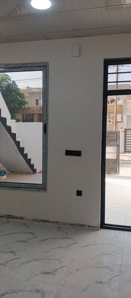 خانو 100متری فول کاشی خانۆکە تازەیە ماڵی تیانەچوە
بانی کامل ئستێگەرە 
نظام دكت مركزي 
پێک هاتووە لەژوورێ خەو  میوان مطبخ ساردو گەرم سحیات گەراج سەیارە فرعی قیرتاوە
سعری گونجاوە 36 ملیون ***********
