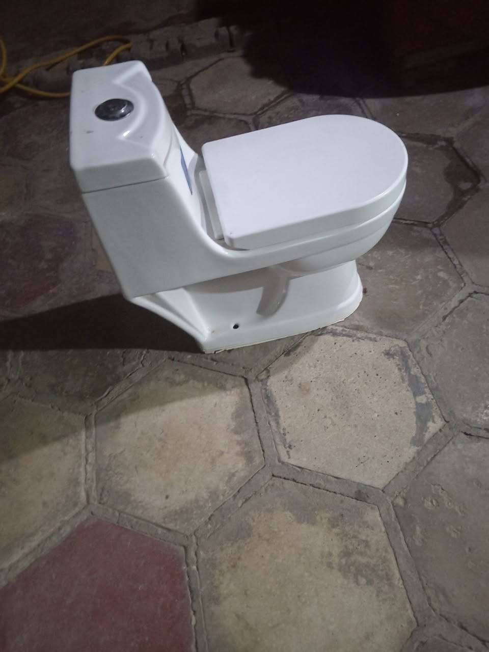 مقعد غربي مامستخدم ربطنا وشلعنا لبيع السعر ٥٠ قفل ***********
