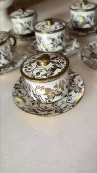 فنجان وسط • بغطاء ذهبي • عدد محدود