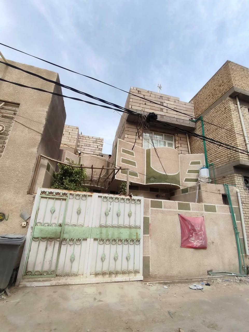 بيت 5 غرف نوم عن شارع الزوار ٧٥ متر يبعد عن الامام اربعه كيلو حقيقي
‏الهم صلي على محمد وال محمد سلام عليكم ‏ بيت مساحته ١٣٣ بلسند واقع حال140 متر نزال٢٠ واجهيه ٧وربع/  قريب الامام الحسين عليه السلام  ‏بيت جاهز للسكن  بيت بصف الركن يبعد عن الامام   5 دقايق بالسياره/كنطرة السلام/ الشبانات الاولى / مقابيل كاع محمد حلوه /بصف مدرسة الجوزاء او الزوراء/ بالباب مال المدرسه شارع عام 7متر/ شارع فرعي 6متر يبعد عن الشارع مال الزوار  75 متر/ كل الخدمات متوفره مي، مجاري، خط ذهبي/، ماعدا  التبليط ماكو/  الشارع سبيس  ‏مواصفات البيت: البيت طابقين ‏الطابق الاول: طارمه/ وتواليت خارجي/  واستقبال جبيره / وصاله جبيره/ ومطبخ  وغرفتين نوم وحده كامله وثانيه مكامله بس نقص سيراميك وبورك والسگف صب كونكريت/ الطابق الثاني//  3 غرف نوم كبار /  وسطح اول / وسطح ثاني/  وهم صب كونكريت + الطابق الاول بلوك والطابق الثاني فرمستون ‏ سند:  25  قرار محكمه من صاحب العقار مباشر  ‏ واني صاحب البيت مو دلال*********** بي واتس آب 
الطابق الاول بناء  عشر سنين والطابق الثاني بناء ٣ سنوات 
ومشمول بقرار التطويب الجديد
