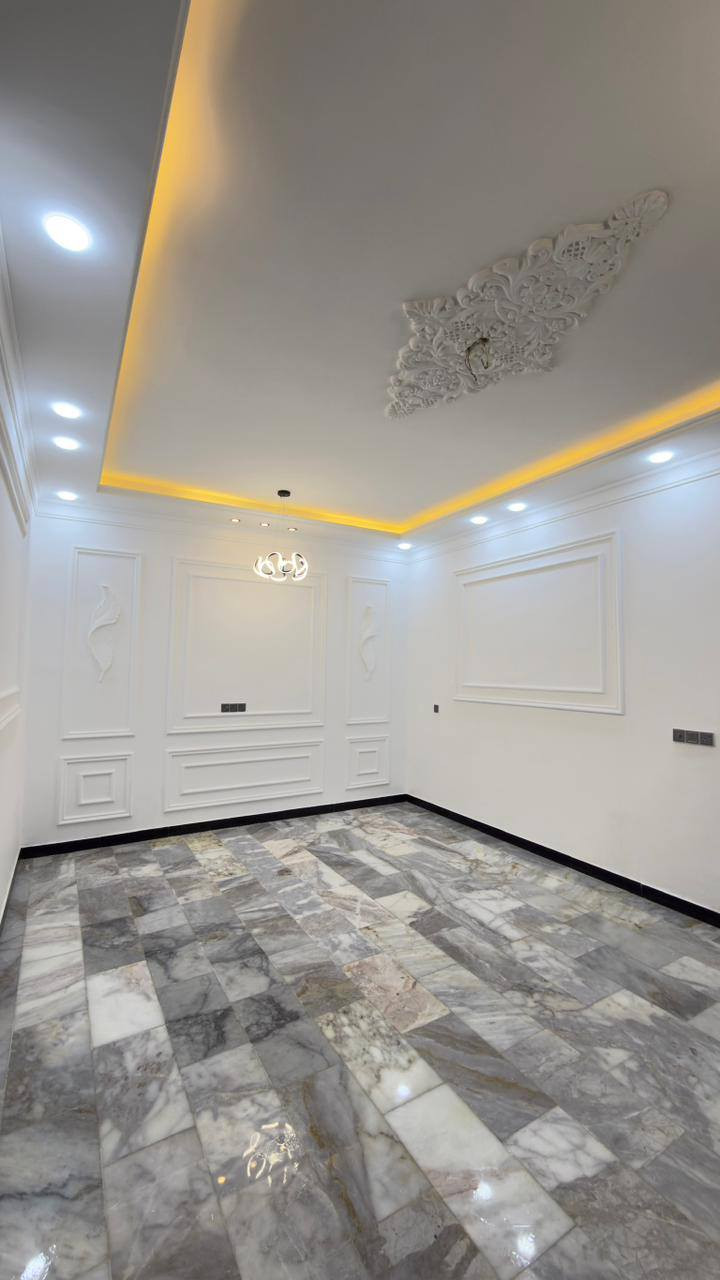 الدار للبيع
📍 الديوانية _حي الجامعة – شارع 20 
📐 المساحة: 200 م
🏢 طابقين – بناء حديث
📏 واجهة 10 م × نزال 20 م

✨غرف نوم عدد 4
✨صالة عدد 2
✨ استقبال 
✨مطبخ 
✨كراج سيارة
✨3مجموعات صحية
▪️ حديقه وشالات داخليه
💎 مميزات العقار:
✔️ بناء حديث – غير مسكون
✔️ موقع ممتاز 
✔️ جاهز للسكن الفوري

                          المراجعة 
     ♦️♦️♦️مجموعة باسم الشمري♦️♦️♦️
      ♦️♦️للاستثمار والتطوير العقاري♦️♦️
الفرع الاول/بغداد،القادسية،قرب مجمع الوزراء
الفرع الثاني/الديوانية،الجزائر ،الشارع الخدمي،مقابل تقاطع أم الخيل
الفرع الثالث/الديوانية،العروبة،شارع  المتحف
____
للأستفسار الاتصال على📲
قسم المبيعات 📠
***********📱
***********📱 
📲 حمّل تطبيق باسم الشمّري العقاري الآن من Google Play:
👉 [https://play.google.com/store/apps/details?id=com.basemShamry.app](https://play.google.com/store/apps/details?id=com.basemShamry.app)
🍏 قريبًا على App Store
