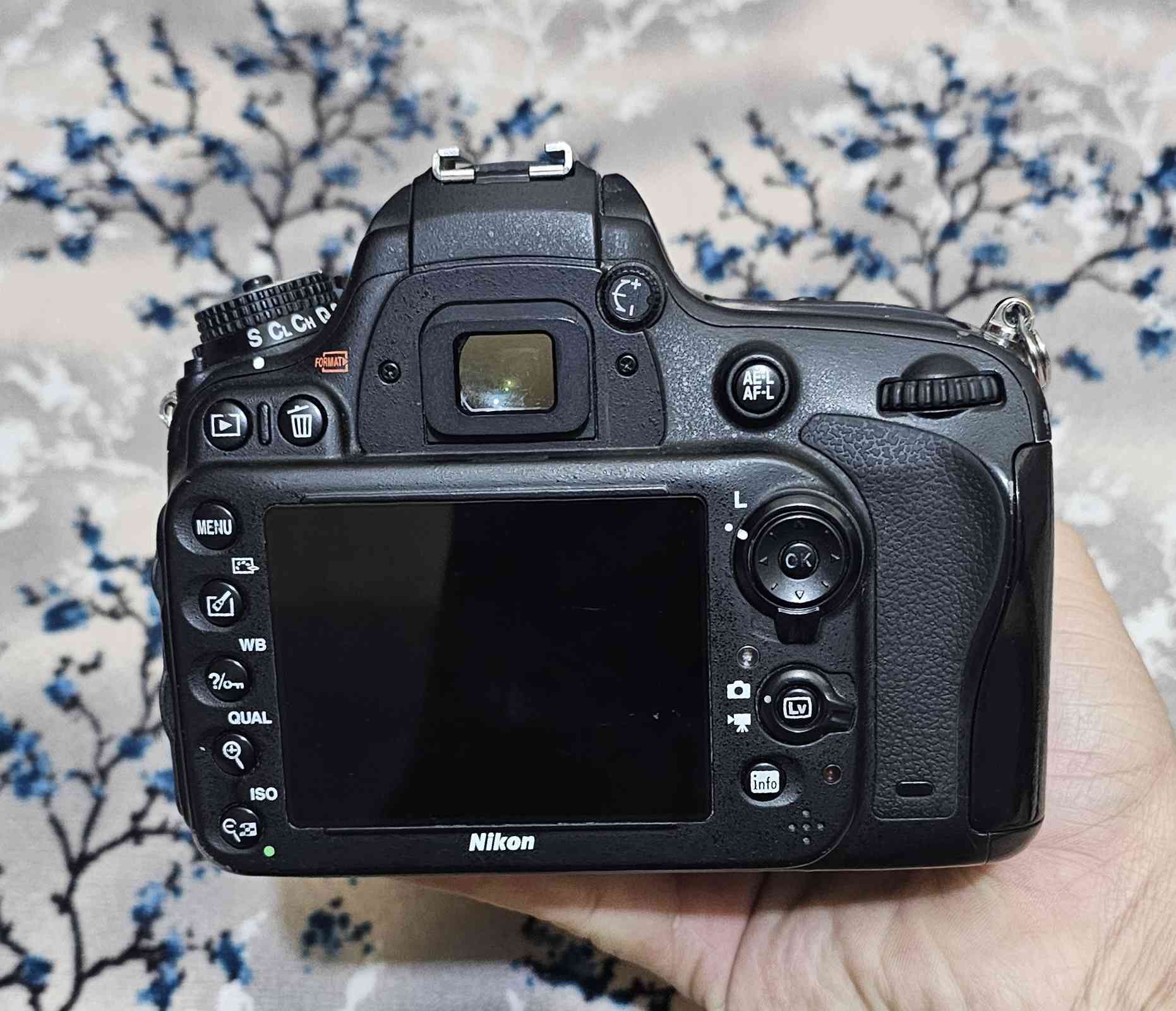 السلام عليكم 
كامرا نيكون 610D مع عدسه 85mm جي ماستر 
مع عدسه 18 105 الكامرا جدا نضيفه العدسه جدا نضيفه 
السعر مليون و٢٥٠ وبيه مجال توصيل موجود للاستفسار ***********
