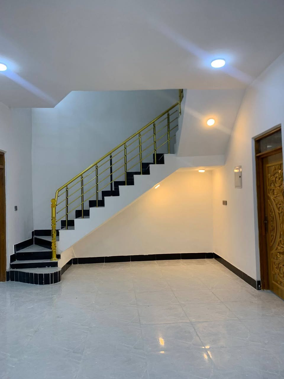 بيوت للبيع مساحة الواحد ٢٠٠ متر 
بناء متين : بلوك + صب كونكريت (جاهز للسكن فوراً)

📍الموقع : السبل الثانيه

✨مميزات العقار:
✔  تصميم حديث ومرتب
✔ موقع هادئ وقريب من الخدمات
✔ بناء حديث

📞للاستفسار والمزيد من المعلومات يرجى التواصل على الخاص ***********
