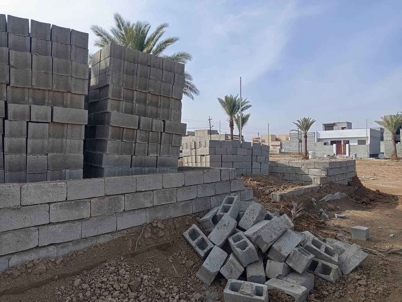 بتلو 100م مع مواد بناء وباب للبيع  طابو زراعي سند 25 مكاتبه ووكاله ماء وكهرباء وتبليط وخط مولد وإنارة تقاطع القدس فرع حدادة بلا حدود مقابل جامعة الرافدين شارع عرض 15م السعر 35مليون وبي مجال للشراي للاستفسار خاص او ***********
