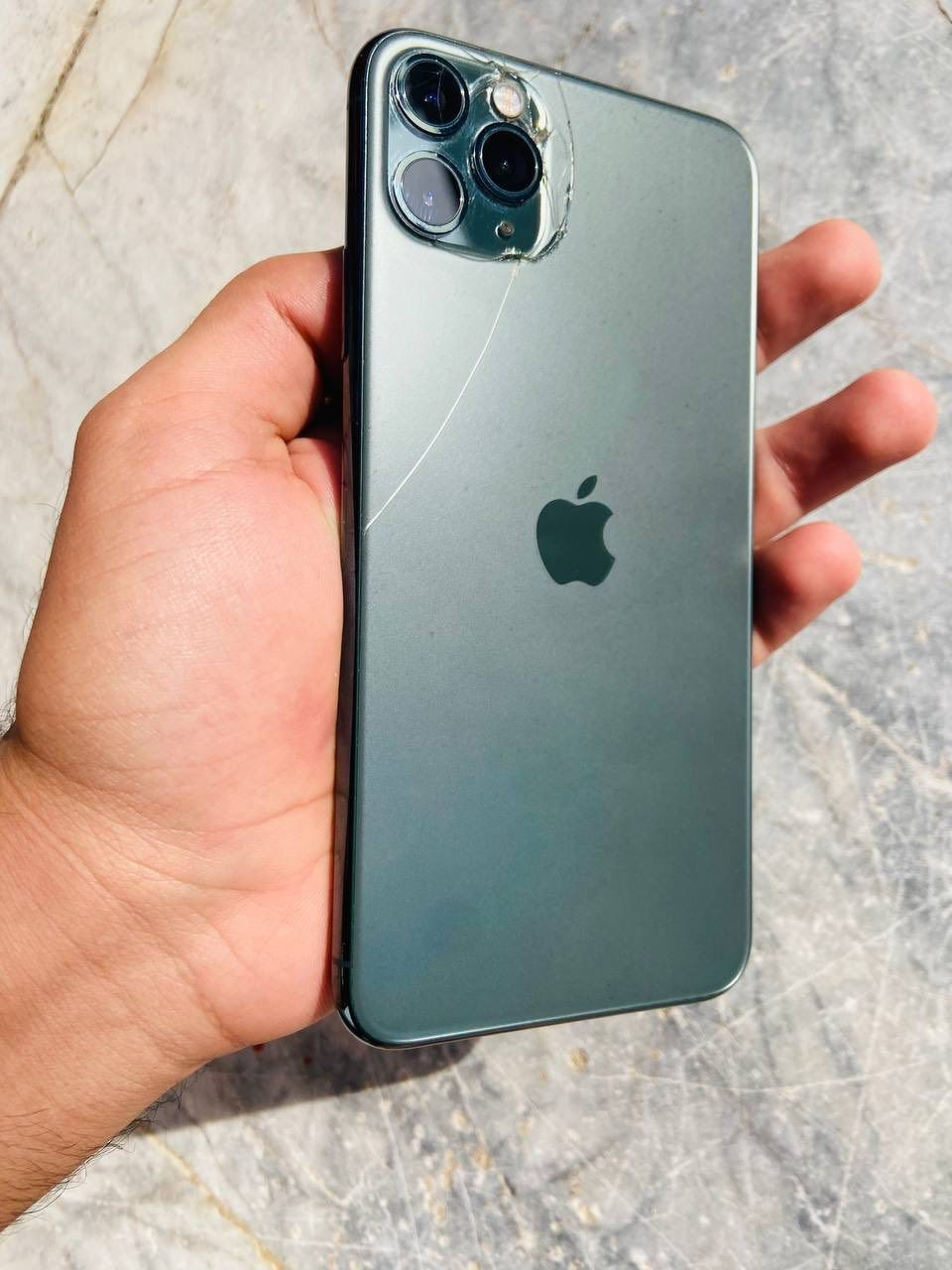 ايفون ١١ برو ماكس للبيع و مراوس بايفون ذاكره ٢٥٦ ما مفتوح بطاريه ٧٦ ما يصرف شحن نضيف فول فقط طر بضهر سعر ٢٧٥ مكاني قرنه ***********
