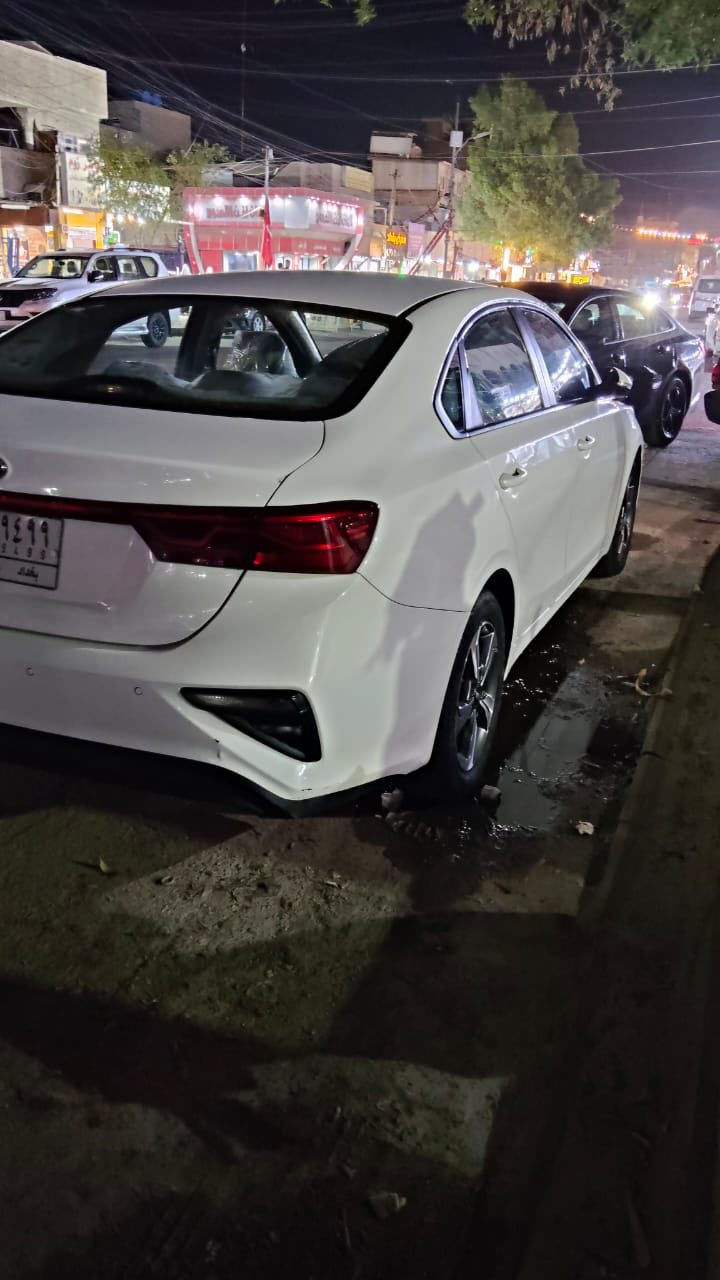 سلام عليكم اخوان للبيع كيا سيراتو ٢٠١٩ اللون ابيض رقم بغداد باسمي تفاصيل السياره لد امامي وخلفي قطعتين تبريدمري شفط خمسه ويل كب شاشه وكامره كبيره وشاشه عرض وحساس خلفي تخم تاير بيهه جديد صدر امامي وخلفي جديد تبريد ثلج ومعروف تبريد سيراتو سياره مال بيت وجديده للامانه 

ملاحضه سياره هيه واكفه رجعت عليهه سياره ونطخ الجاملغ الامامي وشويه من الباب نصبغ بدون اي شي فقط 
تجي تفحص وشوف السياره جهازه من الاخير 

السعر ١٤٣ ورقه  $ وبيهه مجال للشراي تعجبك تشلع عيني متعجبك اعبر المنشور بالصلاه على محمد وال محمد 

مكانها بغداد شارع فلسطين رقم تلفون ‭٠٧٧٥ ٢٢٧ ٨١٩٥‬
