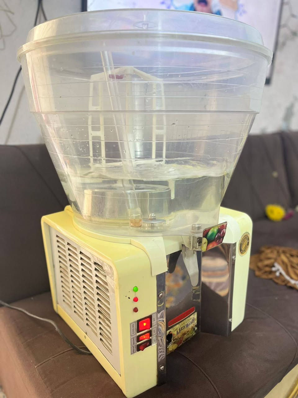 براد لبن او عصير للبيع بسعر مناسب اتصل متواجد هنا ‏‪0773 809 3406‬‏
