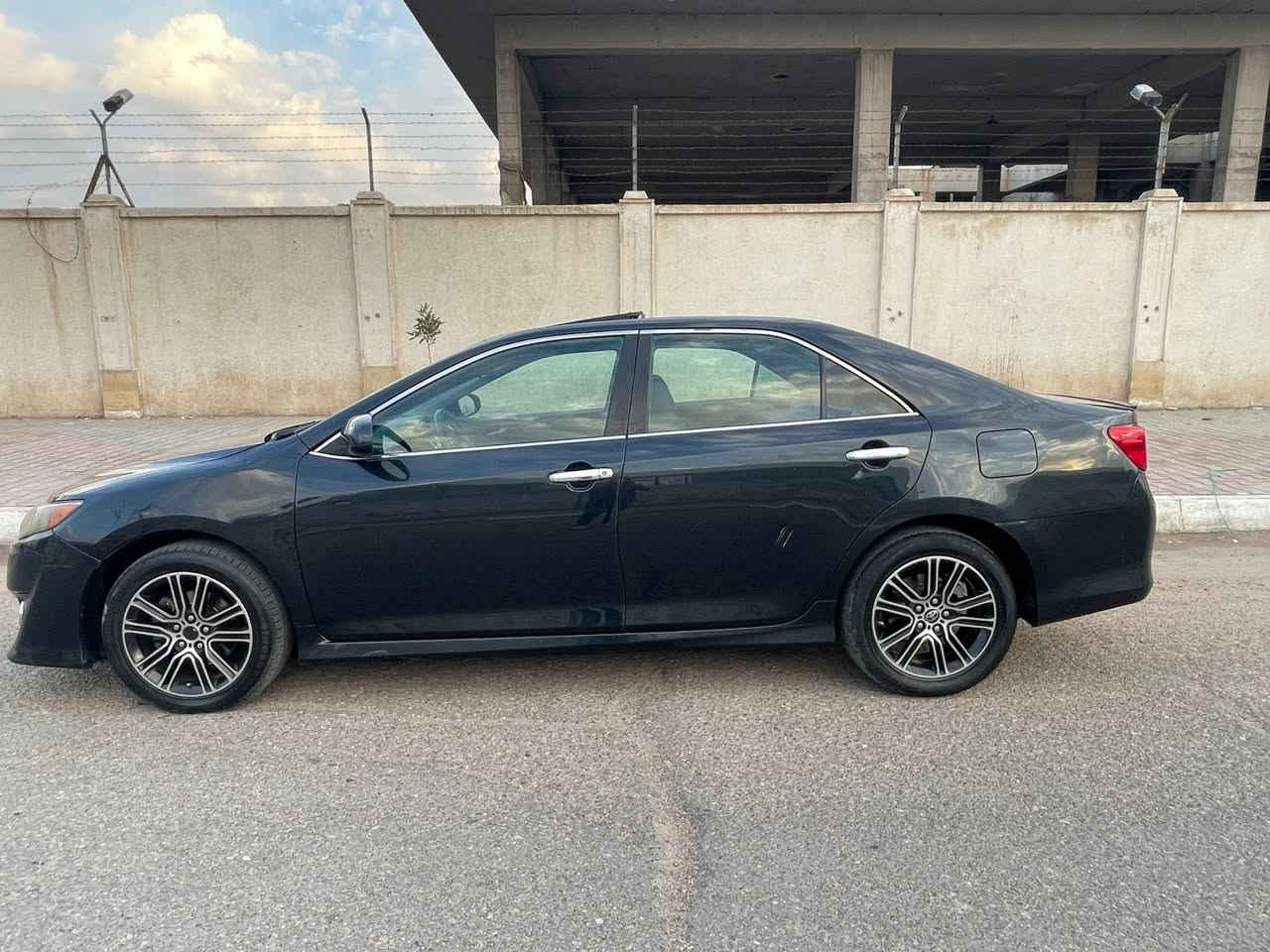 السلام وعليكم كامري 2012 بيه قطعتين صبغ مثل مموضح بالسونار السياره se فول للاخير كشتات تدفئه تبريد تجكمات ستيرن السعر 125 وبيه مجال بسيط للاستفسار *********** متوفر واتساب او خط
