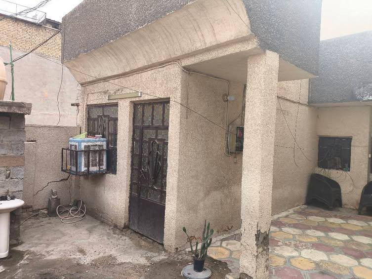 عليكم بيت للبيع بشارع ابو سمير رقم الدار 26434 هاي حاله البيت موضح كلشي بل صور مساحته 150 م سعره 90 وبي مجال إن شاء الله وهاذ رقمي اي استفسار على البيت وبل خدمه ***********
