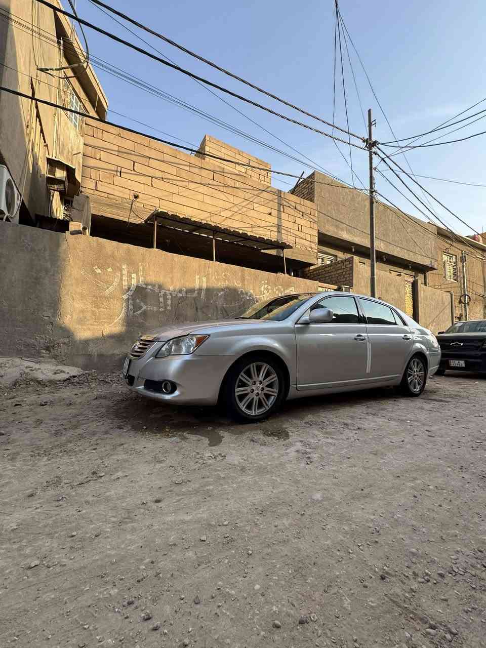 مواصفات تويوتا أفالون 2006 (فئة ليمتد - Limited)
1. الأداء والمحرك:

​المحرك: 6 أسطوانات (V6) سعة 3.5 لتر.

​القوة: 268 حصان.

​ناقل الحركة: أوتوماتيك 5 سرعات (تبديل سلس).

​2. المميزات الخارجية (الخاصة بالليمتد):

​نظام الدخول الذكي: فتح الأبواب وتشغيل السيارة بـ "البصمة".

​الإضاءة: أنوار أمامية زينون (HID) مع حساسات إضاءة تلقائية.

​المرايا: مرايا جانبية مدفأة مع إشارات انعطاف وتعتيم تلقائي.

​الجنوط: ألمنيوم مقاس 17 بوصة بتصميم خاص بالليمتد.

​3. الرفاهية والمقصورة الداخلية:

​المقاعد: جلد فاخر مع خاصية (تبريد وتدفئة) للمقاعد الأمامية.

​الذاكرة: نظام حفظ وضعيات القيادة لمقعد السائق.

​النظام الصوتي: نظام JBL Synthesis الفاخر (12 سماعة).

​التكييف: تحكم مناخي مزدوج ومنفصل (سائق/راكب) مع فتحات خلفية.

​الستارة: ستارة خلفية كهربائية (تنخفض تلقائياً عند الرجوع للخلف).

​التخشيب: لمسات خشبية كاملة على الطبلون وعصا القير والمقود.

​4. أنظمة الأمان:

​نظام الثبات الإلكتروني (VSC).

​فرامل مانعة للانغلاق (ABS) مع توزيع إلكتروني (EBD).

​نظام كامل للوسائد الهوائية (أمامية، جانبية، وللركبة). ضربته صفحه كامله جهه الصدر صبغ بدون داخل الباقي مكفول ياتري جديد تايرات جدد ادامه كامله نوزلات وبلكات حداديه امامي خلفي كامل بيه راجز بس بل تشغيل وتحياتي للجميع للاستفسار *********** السعر 98 وبيه مجال بسيط
