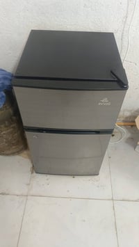 ثلاجه جديده صغيره ستعمال شهر فقط سعره 75 الف يجي ويا جهاز حمايه شركه ا...