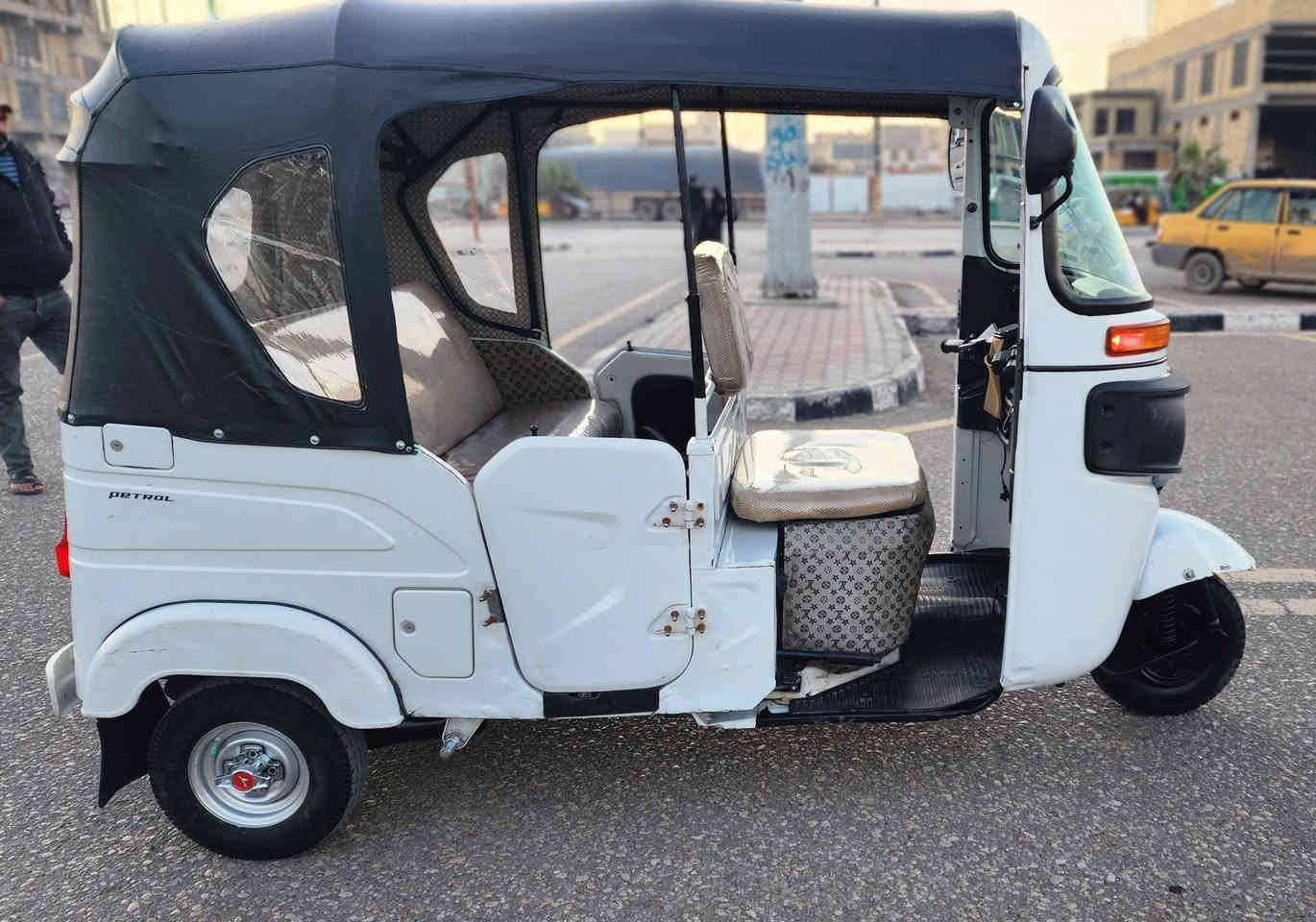 سلام عليكم شباب تكتك للبيع مديل 2022شهر ال10رقم وسنويه لوحات نكليزي تكتك كفاله عامه مكينه بوشه وبستم فقط كهرباءيات كله شقاله تخم تاير جبلي كاعيات ودوشمه كبات تكتك جاهزه نكره سلف للشارع كبل مكاني البصره قضاء القرنه قرب المحكمه الجديده وهاذه رقمي ***********
 والسعر 8600وبيه مجال للطيبين تعال وتدلل
