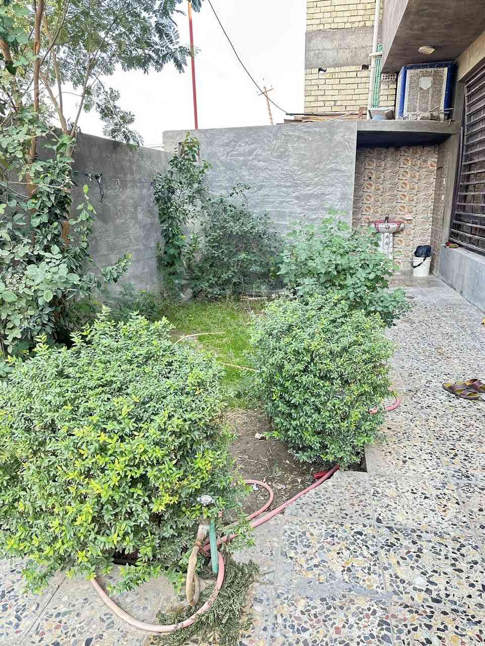 السلام عليكم البيع دار
ابو منيصير الضباط الثانيه 
بناء سنه 2021 طابوق 
المساحه 207متر ركن ع شارعين 
قرب الطريق القديم فلوجه بغداد يبعد 100متر بدايه الضباط الثانيه 
بناء درجه اولى فول كامل مناقص شي 
الطابق الارضي يتكون من 
استقبال12X4.25
صاله 8X4
غرف نوم 4.25
مطبخ 4.50X5.25
حمام 
تواليت داخليه 
توليت خارجيه 
منور عدد 2
طابق الاول يحتوي على 
اربع غرف نوم 4.25X5.50
صاله 8X4
حمام 
بلكونه خارجيه 
الطابق الثاني 
يحتوي على بيتونه خارجية ومخزن
الاستفسار الاتصال ع رقم صاحب دار 
***********
***********
