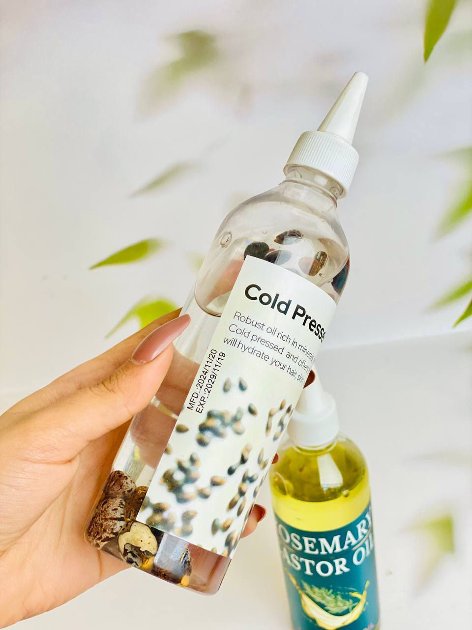 ✨ زيت الخروع الأسود الجامايكي من ماركة Aliver ✨

🌿 زيت طبيعي معصور على البارد
🚫 خالي من الهكسان وغير مكرر

💆‍♀️ يغذي وينشط الشعر والبشرة والأظافر
🌱 يساعد على تعزيز نمو الشعر ويقلل التكسر
💧 يمنح الشعر ترطيب وقوة ولمعان لكل أنواع الشعر

👁️ مثالي للعناية بـ الحواجب والرموش
🧴 ويستخدم أيضاً كـ زيت للتدليك والعناية بالبشرة

✨ عناية طبيعية تمنحك شعر أقوى ولمعان أجمل ✨


**إذا كنت صاحب هذا الإعلان وتريد حذفه لأي سبب، رجاءا أرسل رسالة إلى الدعم الفني**