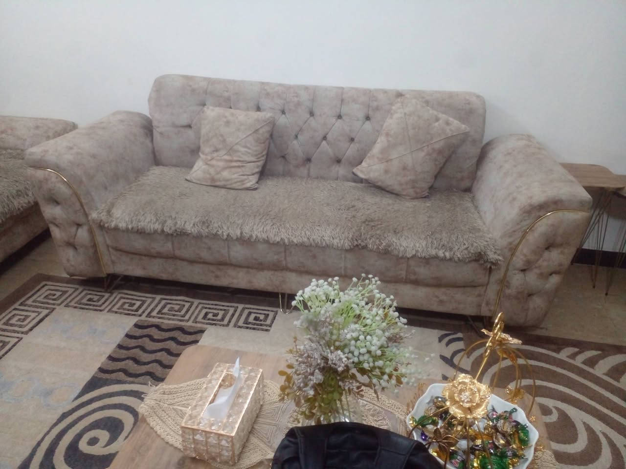 السلام عليكم تخم للبيع٨مقاعد بي ضرر بسيط ماشره عليه ب ٢٥٠ مكاني السيديه اتصال واتساب ***********
