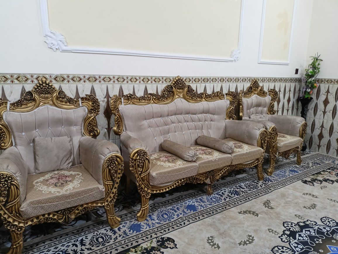 طخم  10 مقاعد قنفتين كبار واربع كراسي مع الكوشات ماخذينة بمليون ونص
رايدينة بمليون 
***********
