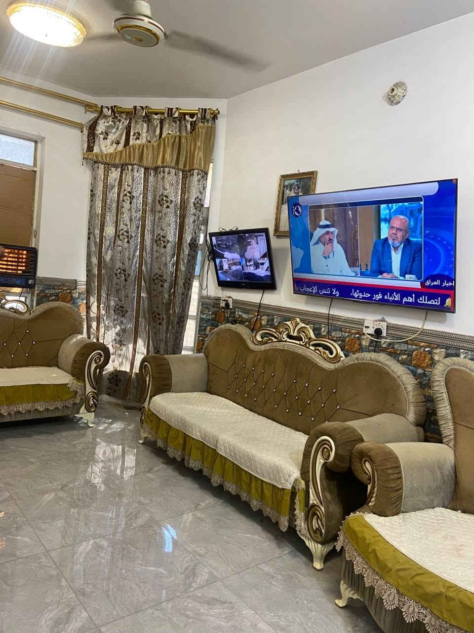 تخم قنفات (حفر ملكي) مستعمل نظيف جداً للبيع• الحالة: نظيف جداً وبحالة ممتازة والأسفنج قوية مابيها أي خسف (نفس الصور تماماً).• التصميم: دوشمة كابتونيه دكم، مع إطار حفر أبيض وذهبي ملكي.• السعر: 400 ألف دينار (وبيه مجال للشراي الجاد).• الموقع: بغداد / شهداء البياع. رقم الهاتف ***********

