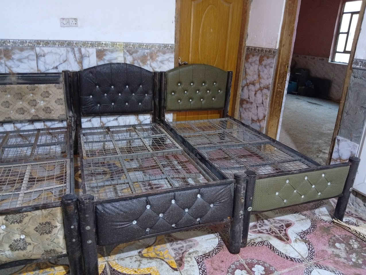 السلام عليكم اخواني الكرام عندي 4جوربايات للبيع نضافتهن 80٪المكان قضاء المدينة ***********
