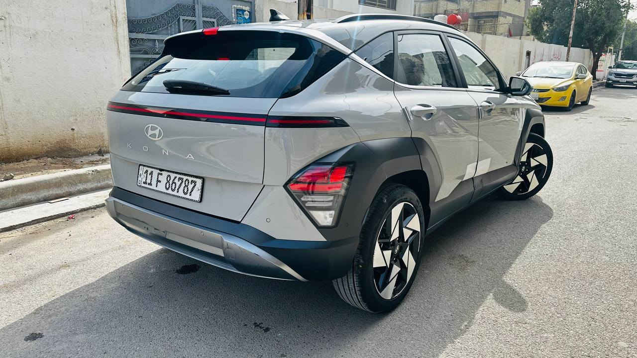 السلام عليكم هونداي كونا 2025 للبيع سياره زيرو ماشيه 4 الالف كيلو متر لون مميز سمنتي كوري أصلي فول مواصفات عدا الفتحه ترقيم جديد باسمي سياره كشر مكفول مبيهه حادث فقط طسه وطاك ايرباك البرده وبدلت فرممه جديده وبيها بل تحميل من كوريا طخه كد شبر بارد مخلي عليها فابلون سياره مكفولة مواصفات
بصمه تشغيل عن بعد والتحريك السيارة عن بعد دخول ذكي 
تدفئه وتبريد بل كشنات 
تدفئه بل ستيرن+ ستيرن هزاز 
5 كامرات محيطيه 360 دراجه 
شاشه ديجيتال متصل 
نضام تحديد مسار وتثبيت سرعة 
فرامل طوارئ تلقائي
كشافات ضباب LED
كشنات ودشبول وستيرن خط رياضي فسفوري 
رادارات أمامي خلفي 
محرك 1600 تيربو سريعه جداً 
كير تعليگ 
اضائه داخلية متعددة الاوان أوامر صوتيه 
وبعد بيها هواي موصفات 
السعر بلاش 175 بالعافيه على الياخذها 
للاستفسار *********** مكاني بغداد
