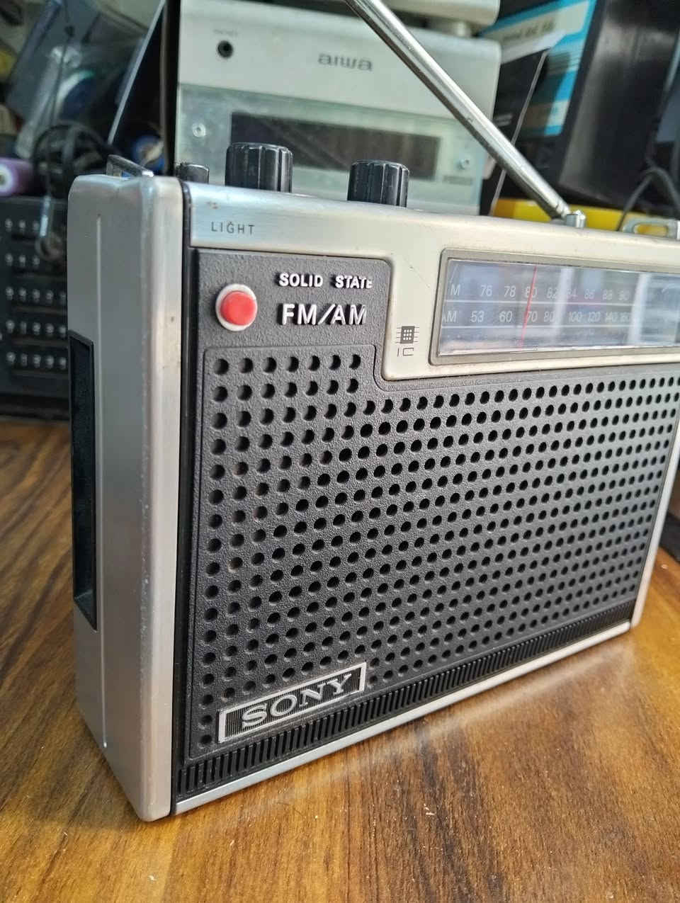 راديو سوني SONY 
صناعه ياباني صنع سنة 1972 
موجات الراديو FM AM 
يعمل باتري ومحوله خارجه 
يوجد فديو بالمنشور يوضح التشغيل 
للحجز والاستفسار المراسله على الخاص


**إذا كنت صاحب هذا الإعلان وتريد حذفه لأي سبب، رجاءا أرسل رسالة إلى الدعم الفني**