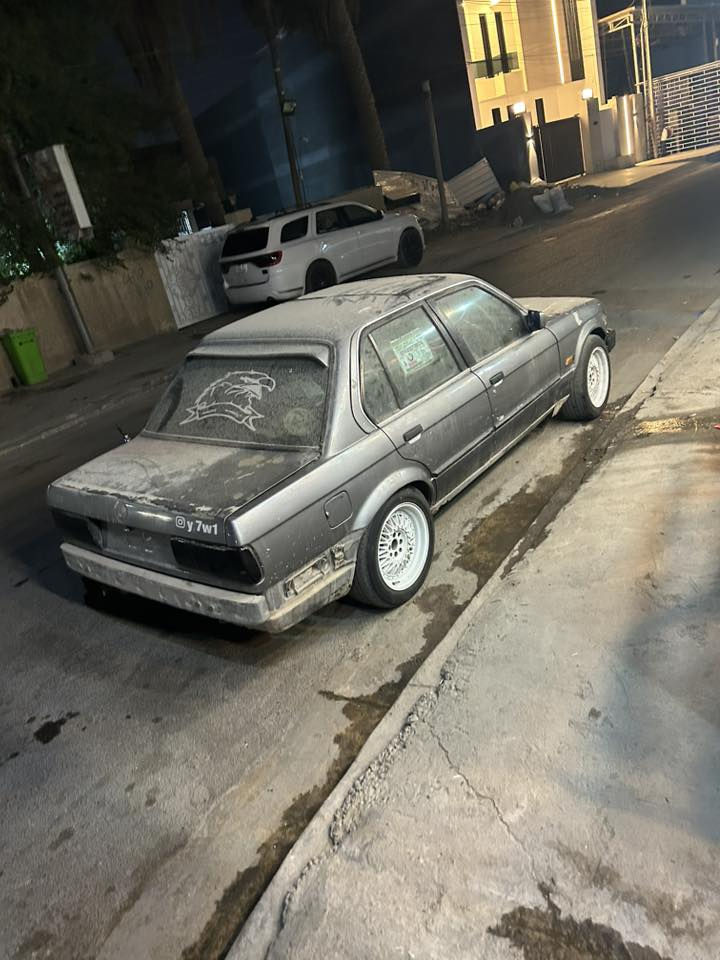 سلام عليكم شباب بي ام زعره 1991 /320 
رقم بغداد الماني 
اقره تفاصيل زين 
شباب سياره سنويتها ضايعه ومطلع واجهة قرص امشي بيها تكدر انته تسوي طلب بمركز شرطه وتمشي بلمعامله وطلع سنويه جديده راعيها الولد صاحبي اكفلك بصمه وتحويل 
مكينه ٢٥ مسكر تك فانوص صارلها ٧ ايام من شديتها  
عقل ms40 
ضفيره سيمنز والكير ٢٦٠ جاترك نمره طويله  كلها تحويره جديدة 
وغرفتها نضيفه نقصها بطاين بوب فقط 
ويرادلها ترتيب كشرها حلو بي ملاحضات بسيطه جدا بس حلو 
الاكسل بي ونه خفيفه صدرها بشكل عام حلو وكلش ناعم وسياقه سياره ناعمه كلش 
يرادلها ترتيب بس سياره شايله نفسها عليها غرامه ٦ ورقات 
عنواني بغداد حي جامعه اتصل وادلل  
السعرر 🔥 ٢٧ ورقه ينزل منها الغرامه ب ٢١ ورقه سعر بلاش والله  
***********
