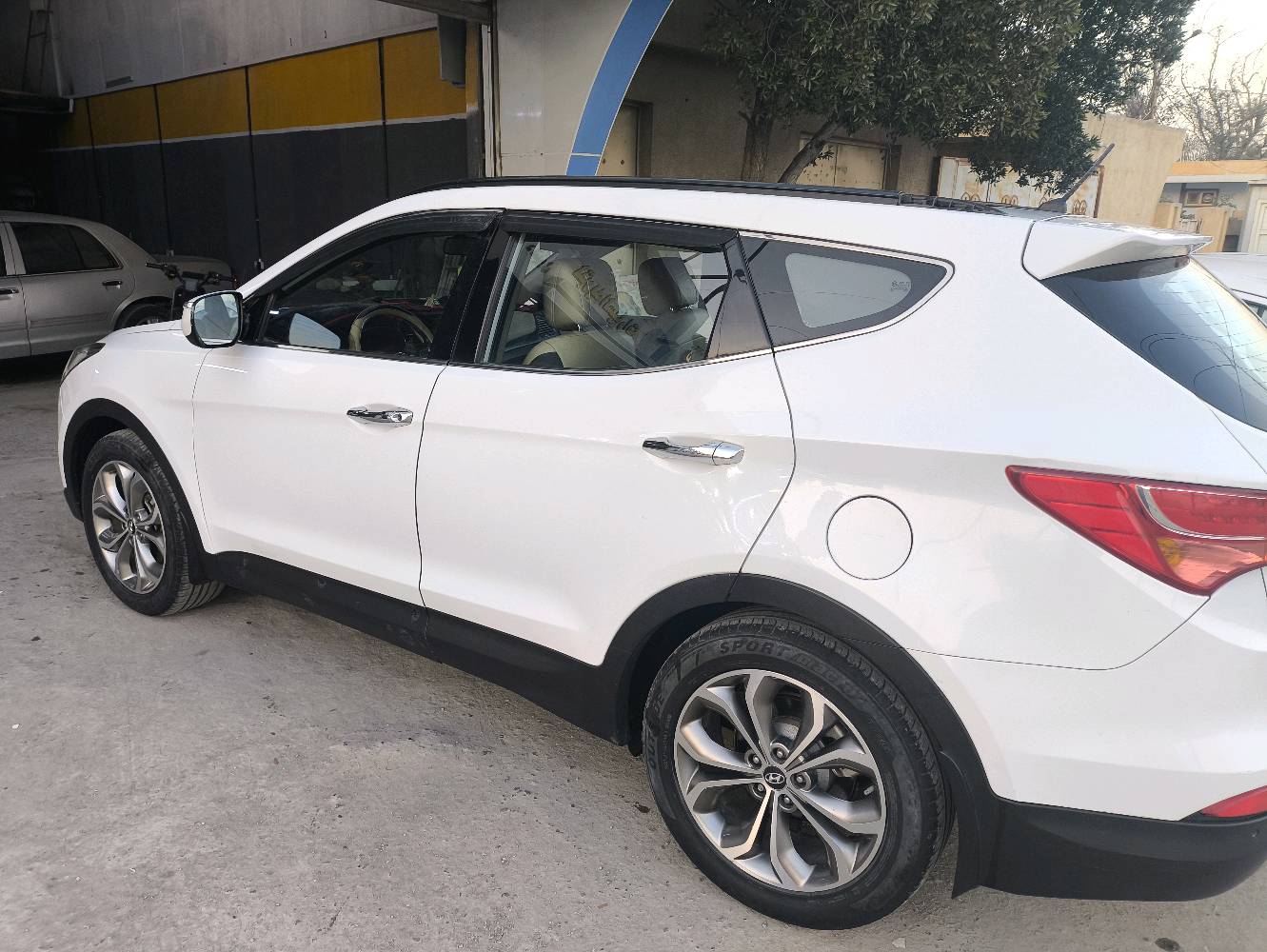 سانتافي خليجي موديل 2013 سته سلندر سبعه راكب فول مواصفات السياره بدون حادث طخات بسيطه 
بارد في باب السائق بدون تبديل.