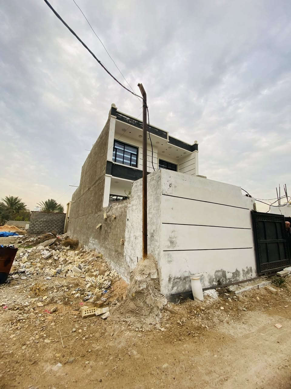 السلام عليكم ، بيت للبيع ،الدورة ،البعيثة،شارع جامع صلاح الدين مساحة 140م ،120 بناء و 20 حديقة ، يحتوي على ثلاث غرف وحمامين واحد ارضي والثاني طابق ثاني،ويحتوي على صحيات خارجية ، ومطبخ،و صالة ،وستقبال بناء حديث  للاستفسار على الرقم ***********
