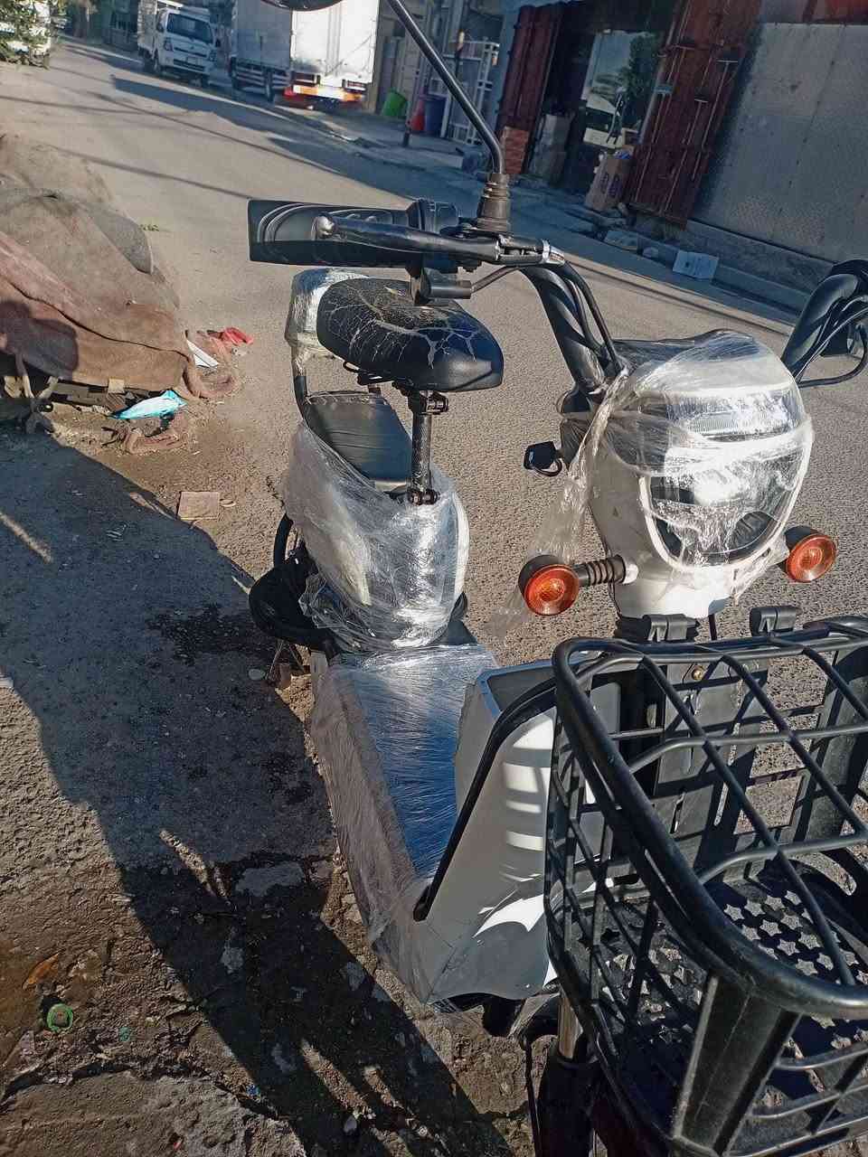 السلام عليكم دراجه شحن للبيع اربع بطاريات دراجه نضيفه حجم 18
السعر 175و بيه مجال للطيبين 
المكان بغداد البلديات حي الضباط 
للستفسار ***********
واتساب فقط
