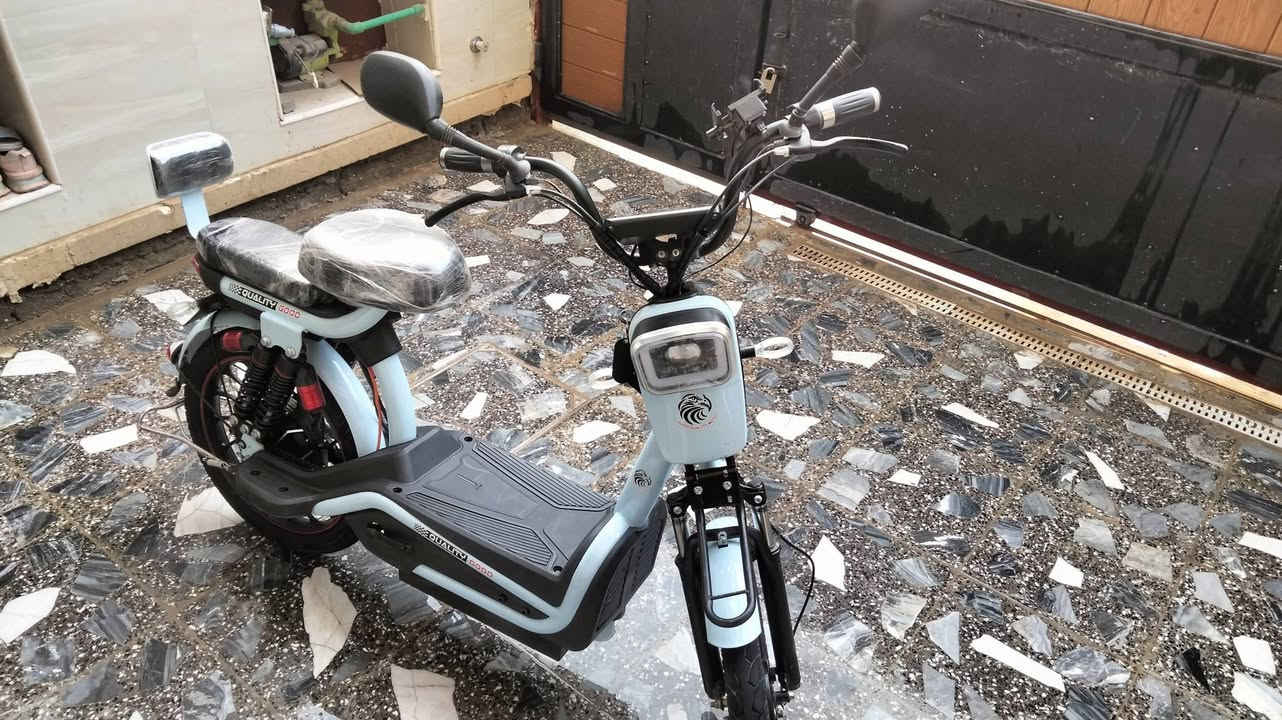 السلام عليكم 

دراجه شحن الصقر الاحمر موديل 2025 

نظام حمايه من السرقه جهاز انذار + قفل تاير خلفي من
 نفسها 

نظام تشغيل بصمه + سويج + كارت NFC 

نسختين مفتاح + نسختين بصمه + نسختين كارت NFC

بيها حامل هاتف قوي يحتوي على منفذ USB للشحن 

بيها 6 بطاريات كبيره

ملف 1000 w 

سرعه 45--50

شاحنهتها وياها الاصليه 60w ---12A 

بالشحنه تمشيك 20 --25 كم 

شاشه ديجيتال تبين السرعه والشحن وكم كيلو تمشيك  

وبيها نظام 4 سرع 

بيها بايدرات نظام بايسكل في حال خلصت شحن لكن اني
 فتحتهن البايدرات وموجودات عندي 

بيها سله تصير بالامام لكن اني فتحتها وموجوده كذلك
 انطيها الك

دراجه كامله من كلشي ما بيها نقص اشتريتها قبل شهر  

مكاني بغداد الدورة

السعر 390 الف بيها مجال بسيط 

رقمي اتصل او واتس آب 

***********
