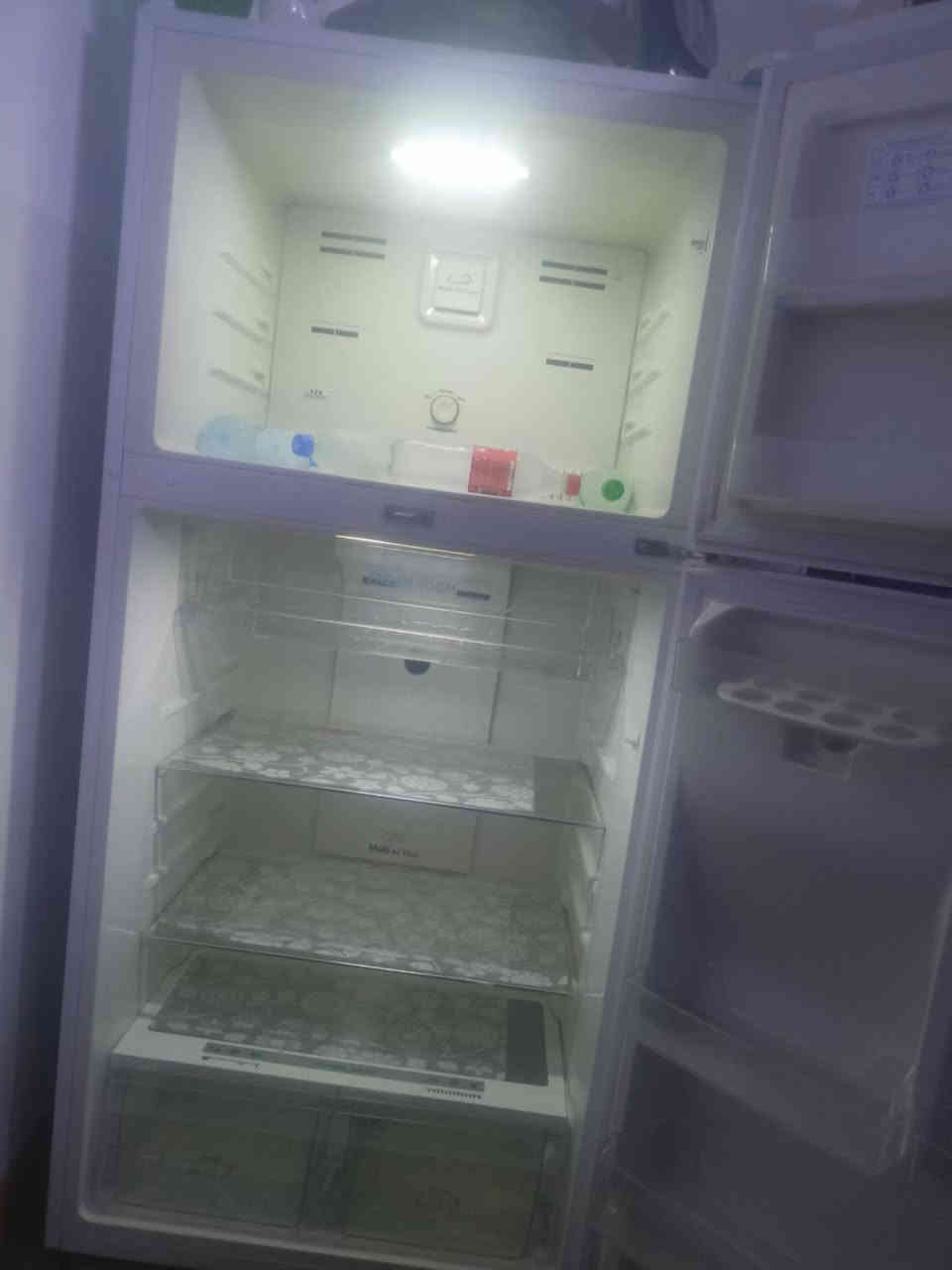 أسلام عليكم ثلاجه للبيع أنطيها بشرط حجم كبير مثل ماواضح بلصور السعر 380 الف وبيها مجال مكان كركوك القادسيه الاولى رقم هاتف ***********
