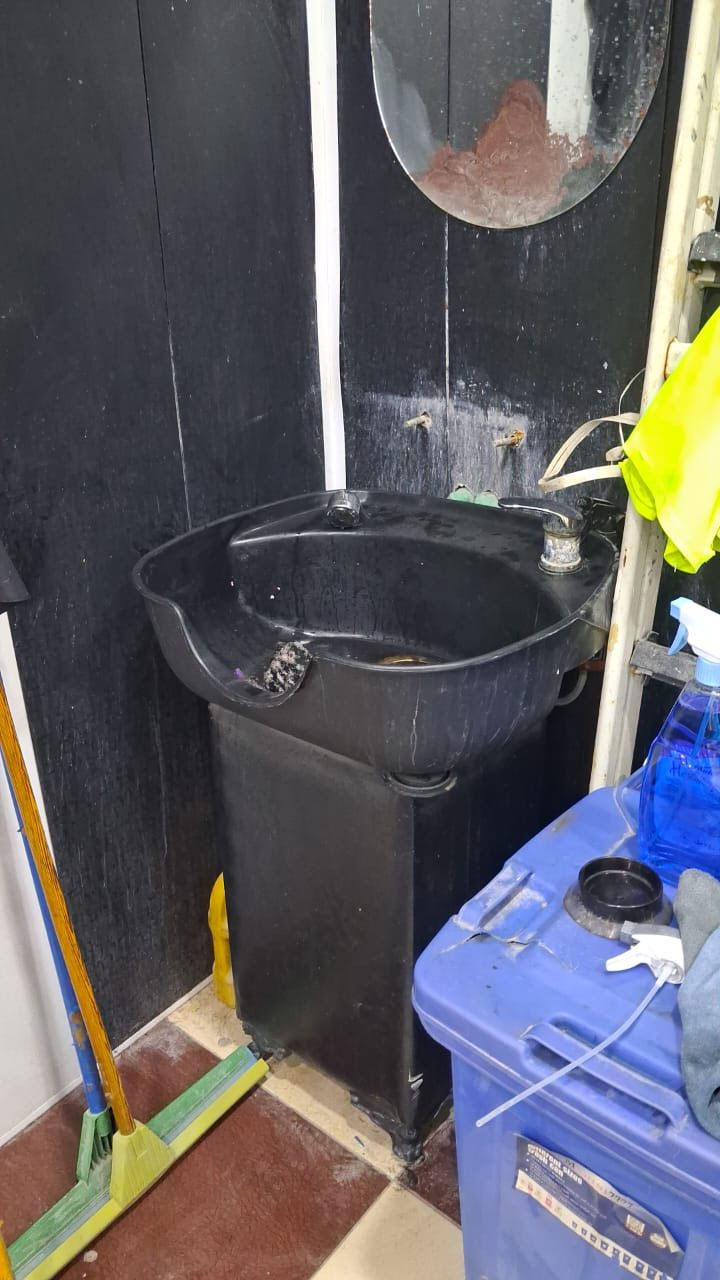 للبيع ادوات حلاقه 2 مرايات 2 ميز ابو الجرارات 1 مغسله 1 او قنفات 3 مكان بصره مطيحة ***********
