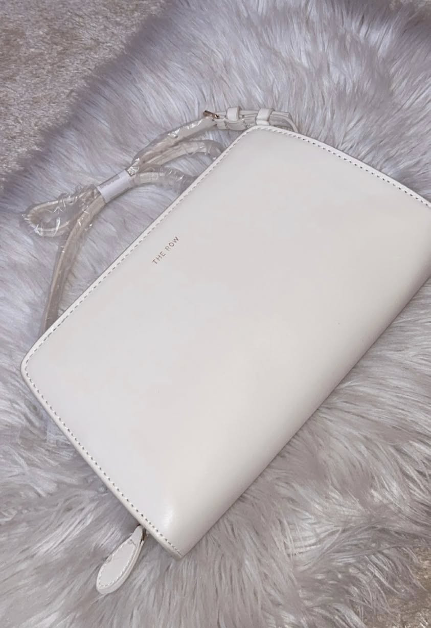 حقيبه ماركه THE ROW صنع في lTALY
فخامه هادئه تحجي عن نفسها🤍✨


**إذا كنت صاحب هذا الإعلان وتريد حذفه لأي سبب، رجاءا أرسل رسالة إلى الدعم الفني**