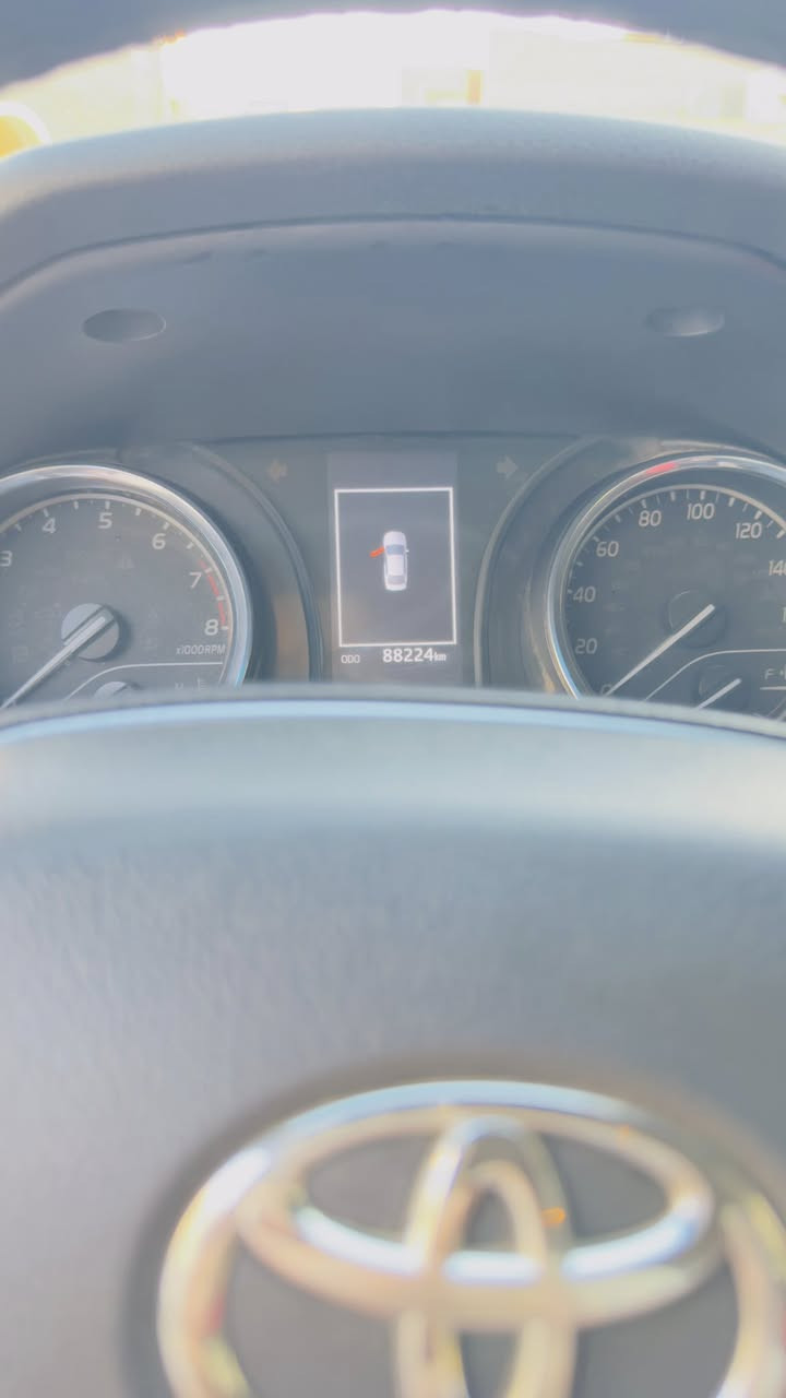 السلام عليكم 
كامري 2020 LE 
ماروني كرزي 
رقم بغداد باسمي
ماشيه ٥٢ الف ميل ٨٨ الف كيلو متر
ضرر قطعتين جاملغ وباب السايق 
السيارة نضيفه حيل وكاملة مال جناي 
مكاني المنصور 
***********
