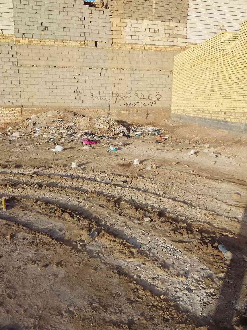 سلام عليكم قطعة للبيع في حي السبل الاولة  المساحة 300  متوفر ماي وكهرباء ومجاري وقيد الانشاء رقم الهاتف ***********
