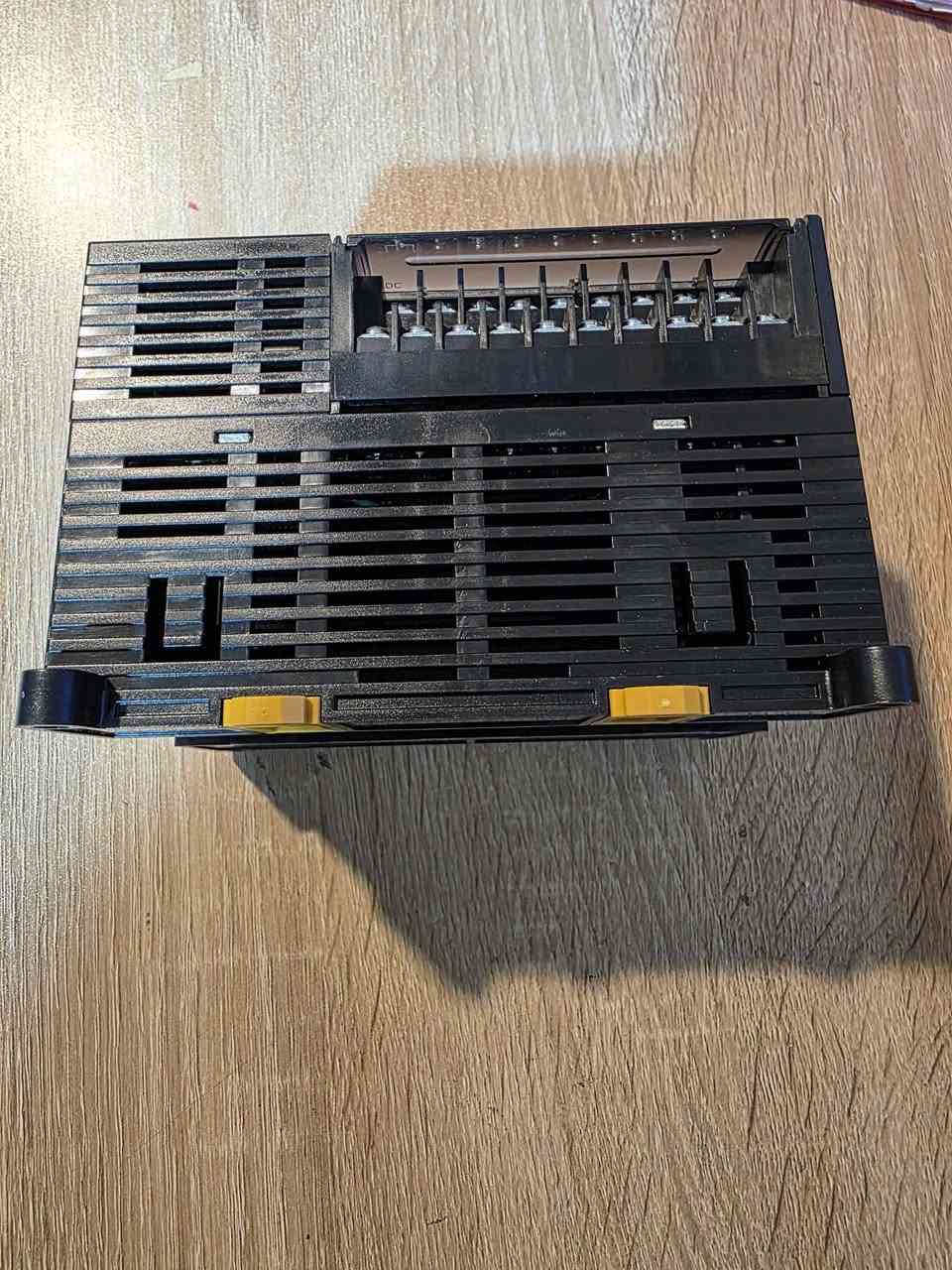 الجهاز هو وحدة تحكم أمان من سلسلة Omron G9SP، طراز G9SP-N20S.
يتميز بـ 20 مدخل أمان و 8 مخارج أمان، ويعمل بجهد 24 فولت تيار مستمر.

يستخدم للتحكم في تطبيقات الأمان الصغيرة والمتوسطة الحجم. الي تخدمه يتواصل ع الرقم ***********
