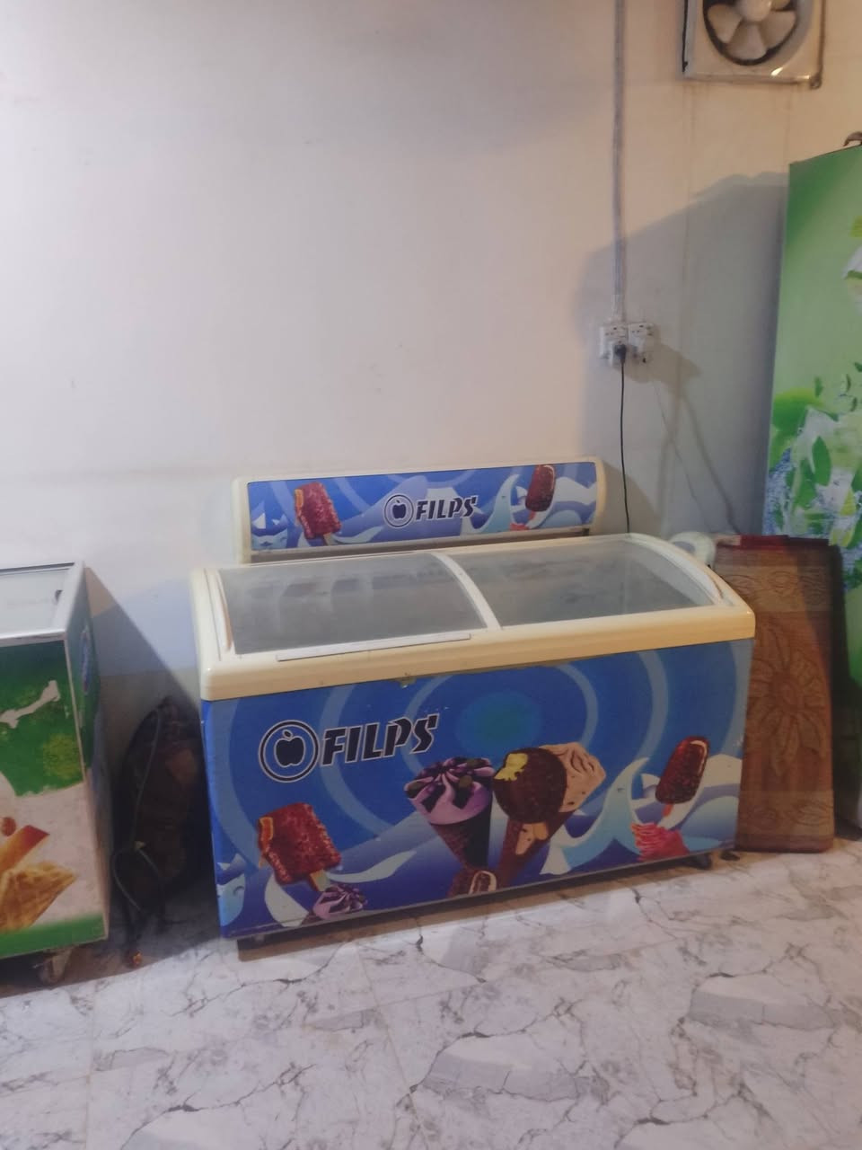 سلام عليكم عارضات العدد 5 ثلاث عارضات واثنين مجمدات البيع العنوان بغداد المشتل شارع التومنيه  ورقم لاستفسار ***********
