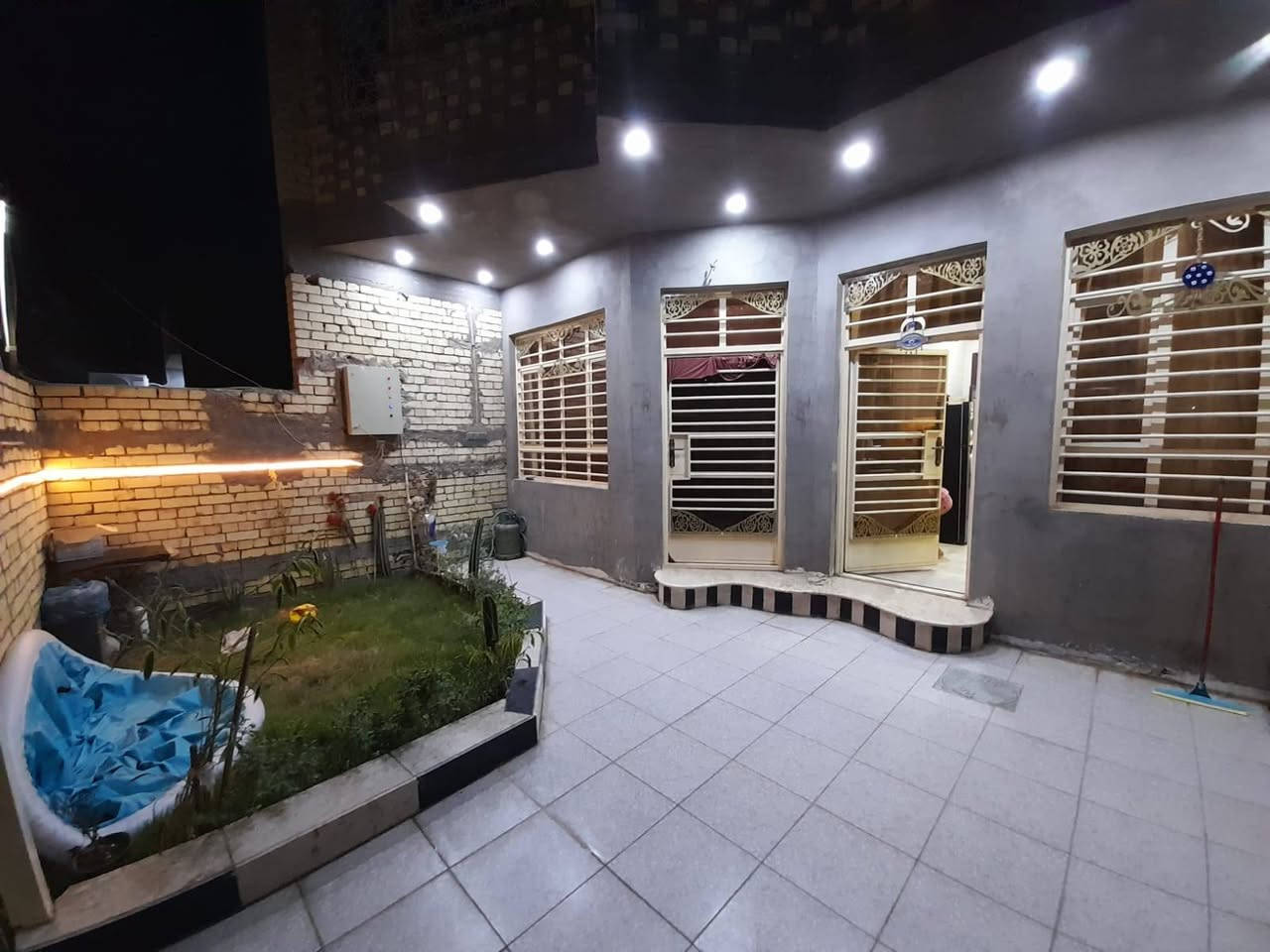 دار للبيع المساحه ١٥٠متر طابقين ٤غرف نوم صاله مطبخ خدمات حولي كراج سياره حديقه مدخلين بناء كلش نظيف. حديث وجديد طابو ملك صرف عنوان الدار حي الشباب منطقه الضباط ***********. *********** مكتب مينا للعقار يوجد لدينا عروض آخره...
