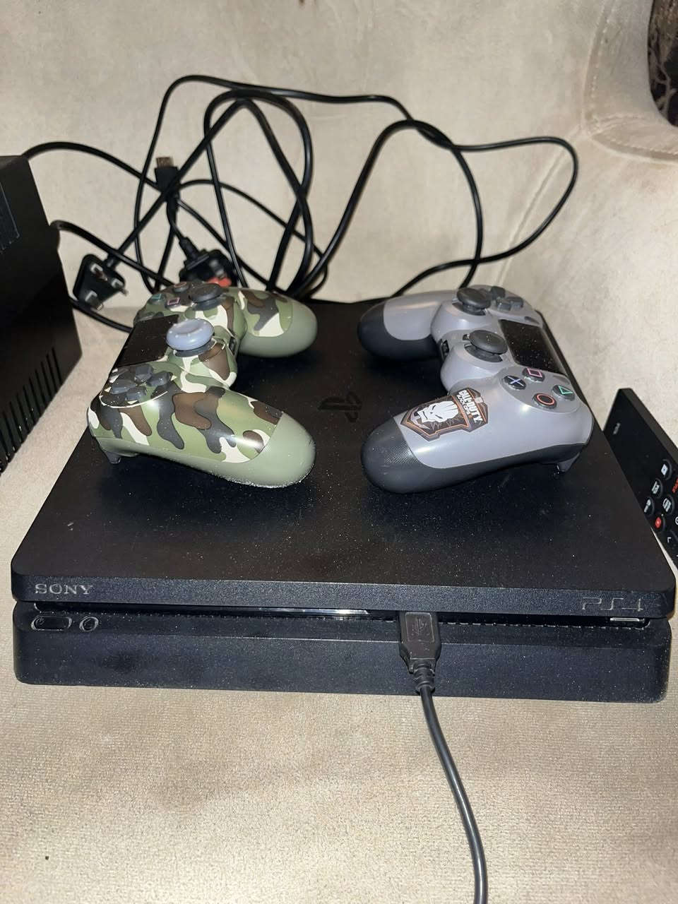 سلام عليكم بلي فور نوع سلم مهكر نظام 12 قرص شغال + يوبي اس جديد +جوستك اصليه + جوستك تجاريه + ألعاب + تومب رايدر + ذلاست اوف اس 2 + رزدنت ايفل 8 + pes2020 + جيتي اي 5 + مورتل كوم بات + جهاز ذاكرة 500g  ومثل مشوفون كلشي جاهز بس تشغل وتلعب والله شاهد جهاز كلش نضيف وممفتوح ابد سعر ٢٧٥ رقم 
لمكان بغداد الدوره شارع ابو طياره
لهاتف + ***********
***********
