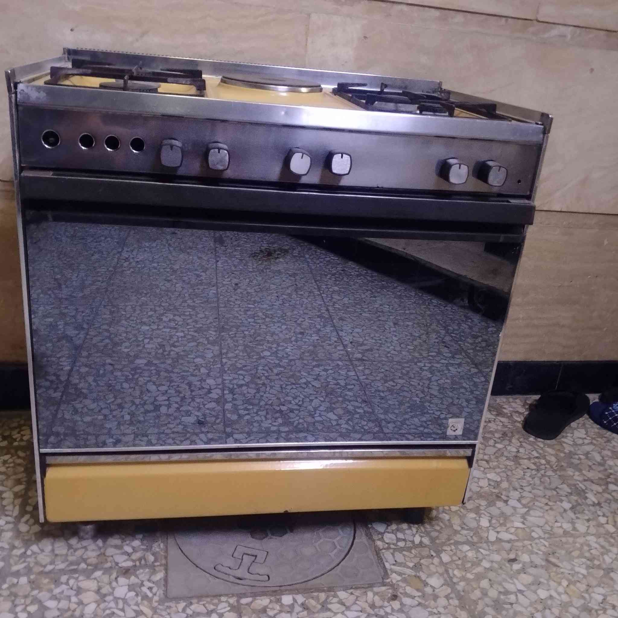 سلام عليكم طباخ البيع مستعمل قليل كله شغال ستفسار عله رقم ***********
