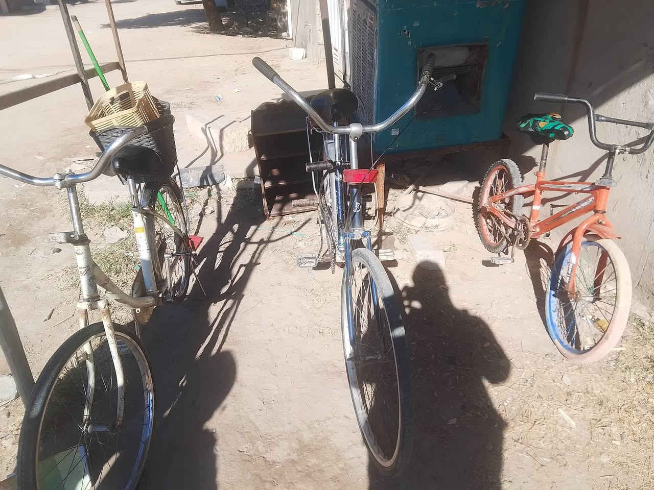 السلام عليكم 3بايسكلات للبيع الوان الأبيض حجم 24سعره 30قفل والون البرتقالي حجم 20سعره 15 والزرك حجم 26سعره 40مكاني كربلاء شهداء الملحق ***********
