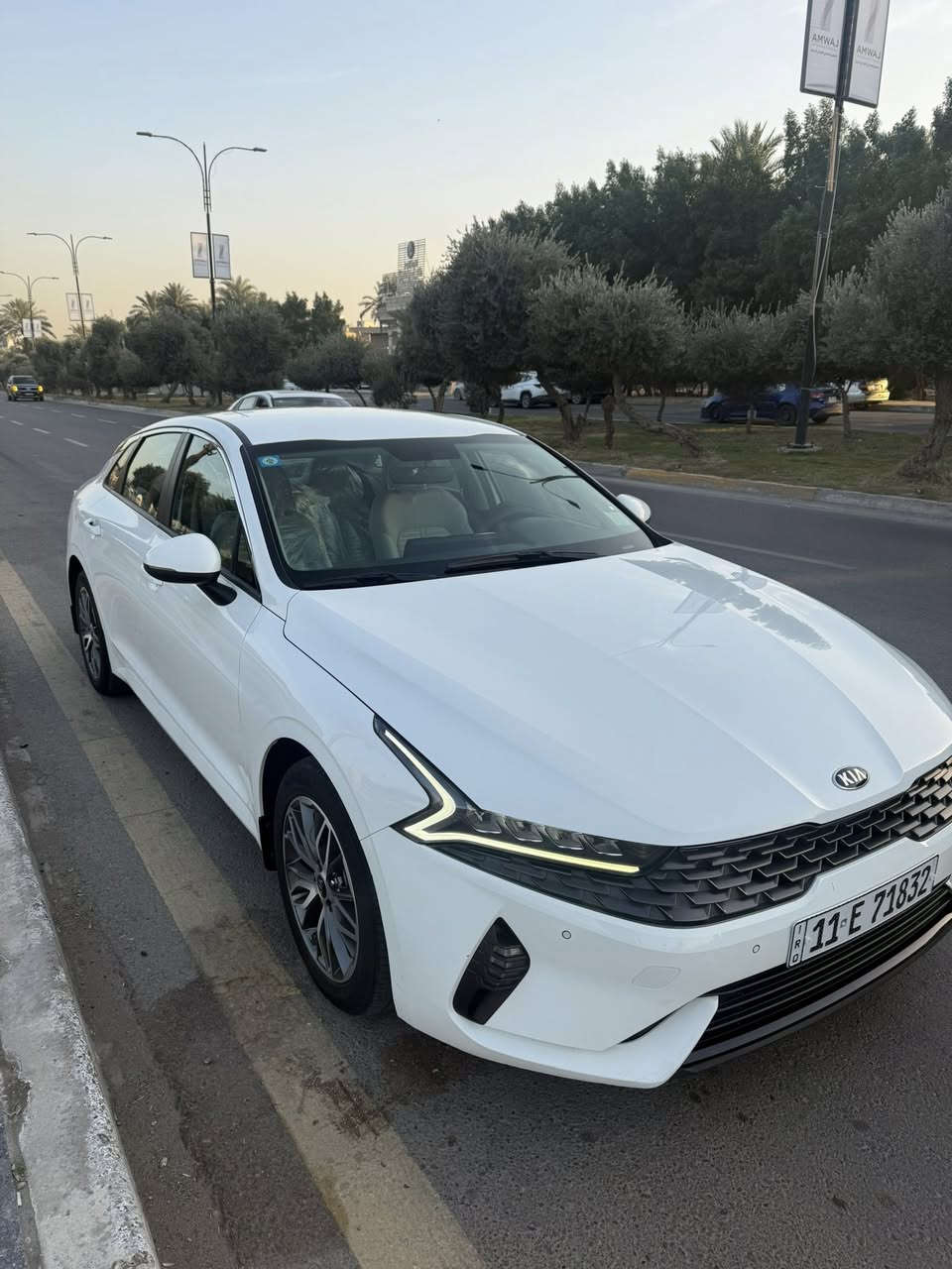 K5
موديل 2021 خليجي 
ضمان وكالة الدولية العراقيه
ماشيه 65 الف
محرك 2000 دوش 
تبريد قطعتين 
داخل ابيض 
ويل فراشه
حساسات امامي خلفي 
مود درايف 4 وضعيات قياده 
مري شفط 
اشاير بالمري 
السياره جديده جدا و مغلفه كلها من الشركة و نايلون الشركة بعده بيه 
بيه حالوب كلش بسيط بالقماره و الباقي مكفول و بيه بارد بسيط بالباب 
السعر 185 وبيه مجال مكاني بغداد 
***********
